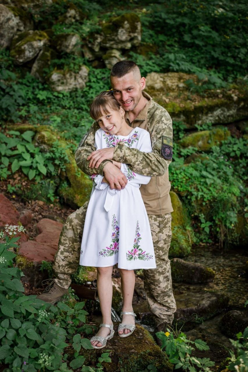 Зображення до посту: Після контузії та поранення повернувся в окопи: згадаємо військового Івана Сеніва