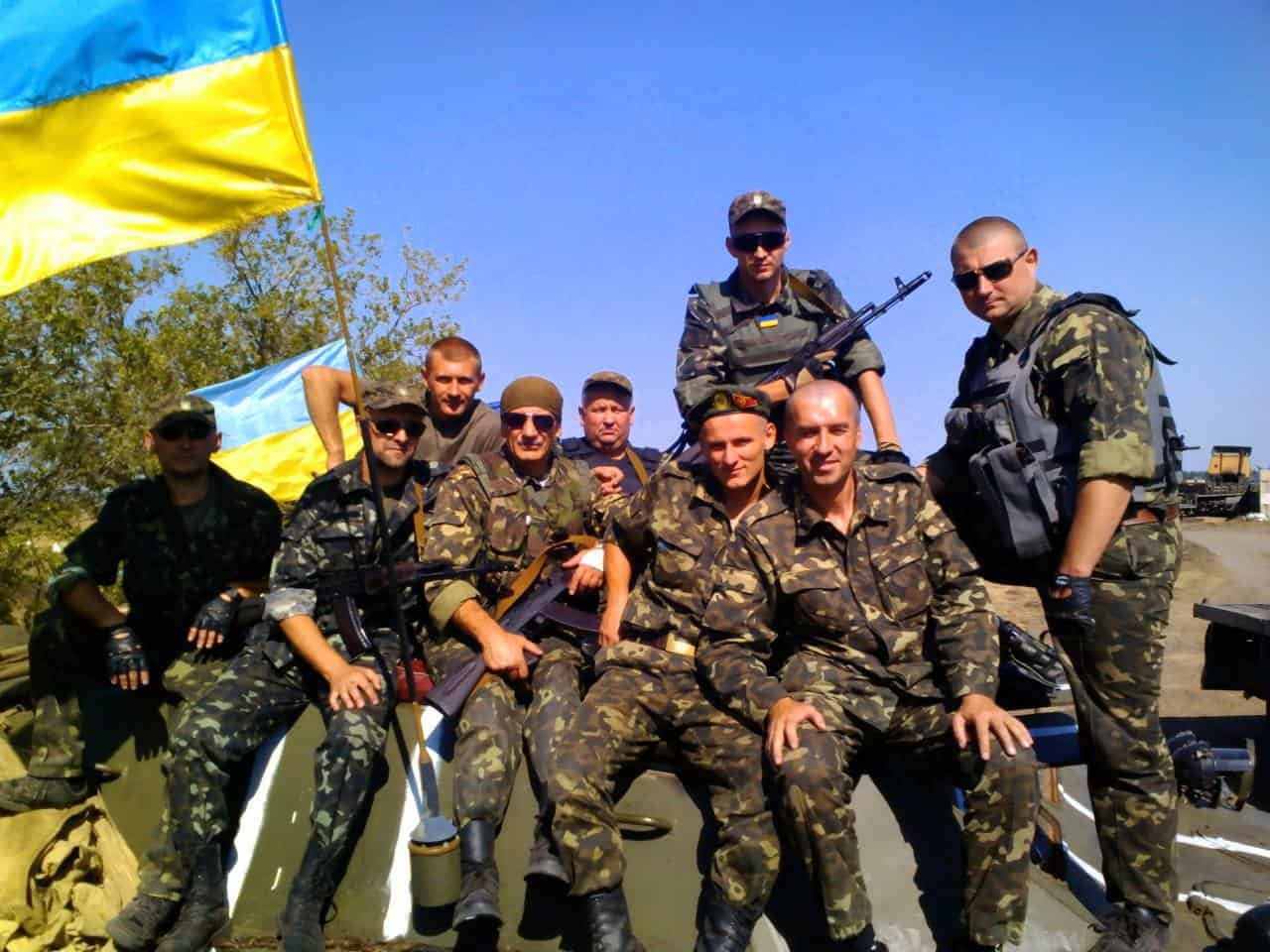 Військовий Анатолій Бортник (сидить найвище) разом із побратимами під час служби в АТО. Фото з архіву родини