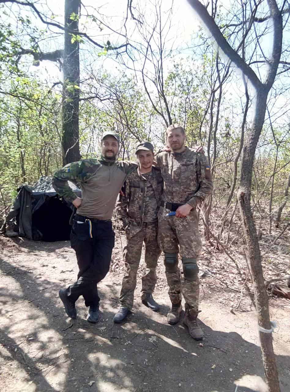 Військовий Анатолій Бортник (праворуч) разом із побратимами. Фото з архіву родини