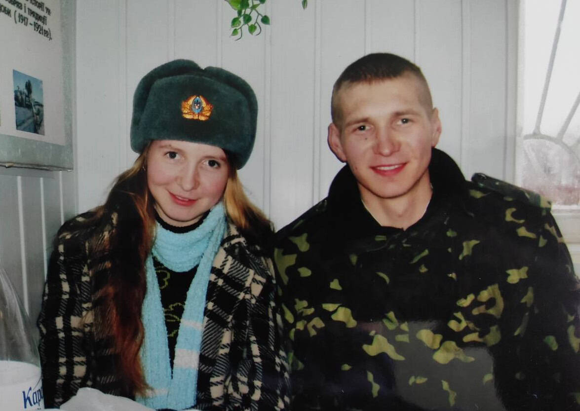 Військовий Анатолій Бортник разом із сестрою Надією під час строкової служби. Фото з архіву родини