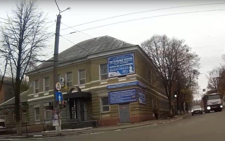 Разрушенное здание коммунального предприятия в центре Бахмута хотят продать более чем за 2,4 млн грн. Это уже не первая попытка
