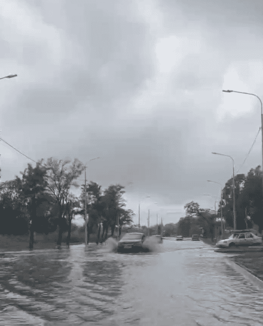 Зображення до посту: В Мариуполе часть дорог подтопило из-за проблем с дождевой канализацией