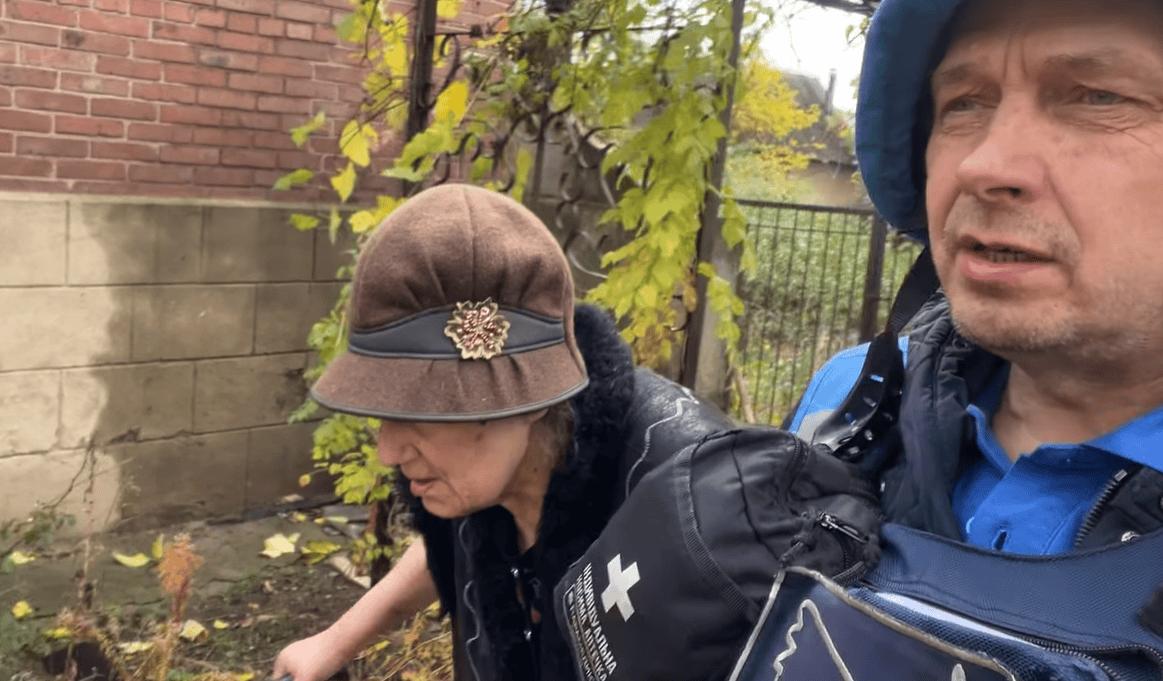 Зображення до посту: Волонтери “Проліски” евакуювали з Костянтинівки десятьох людей та кота, поки росіяни обстрілювали місто