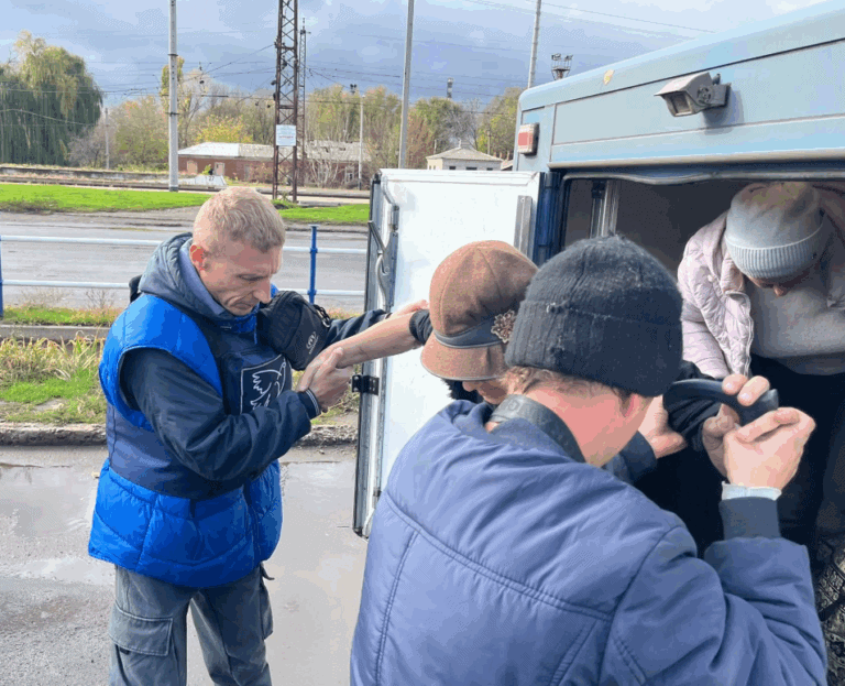 Перегляньте новину: Волонтери “Проліски” евакуювали з Костянтинівки десятьох людей та кота, поки росіяни обстрілювали місто Волонтери “Проліски” евакуювали з Костянтинівки десятьох людей та кота, поки росіяни обстрілювали місто