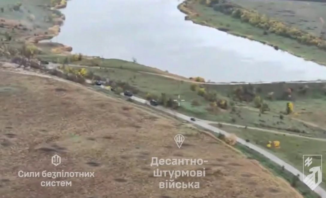 Колона російської техніки, яка у жовтні 2025 року рухалася в атаку на Добропільському напрямку