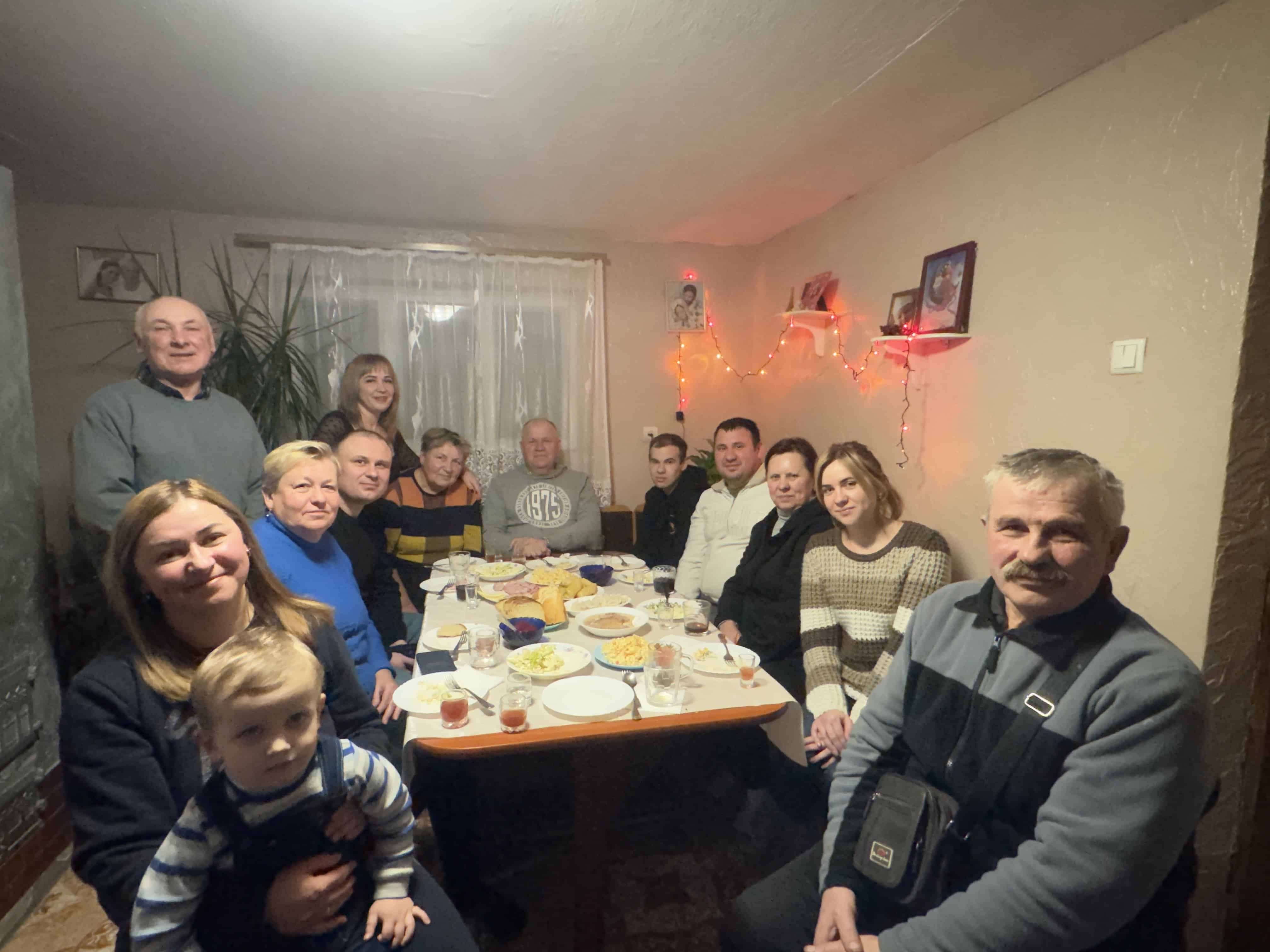 Військовий Роман Мохняк разом із родиною. Фото з архіву родини