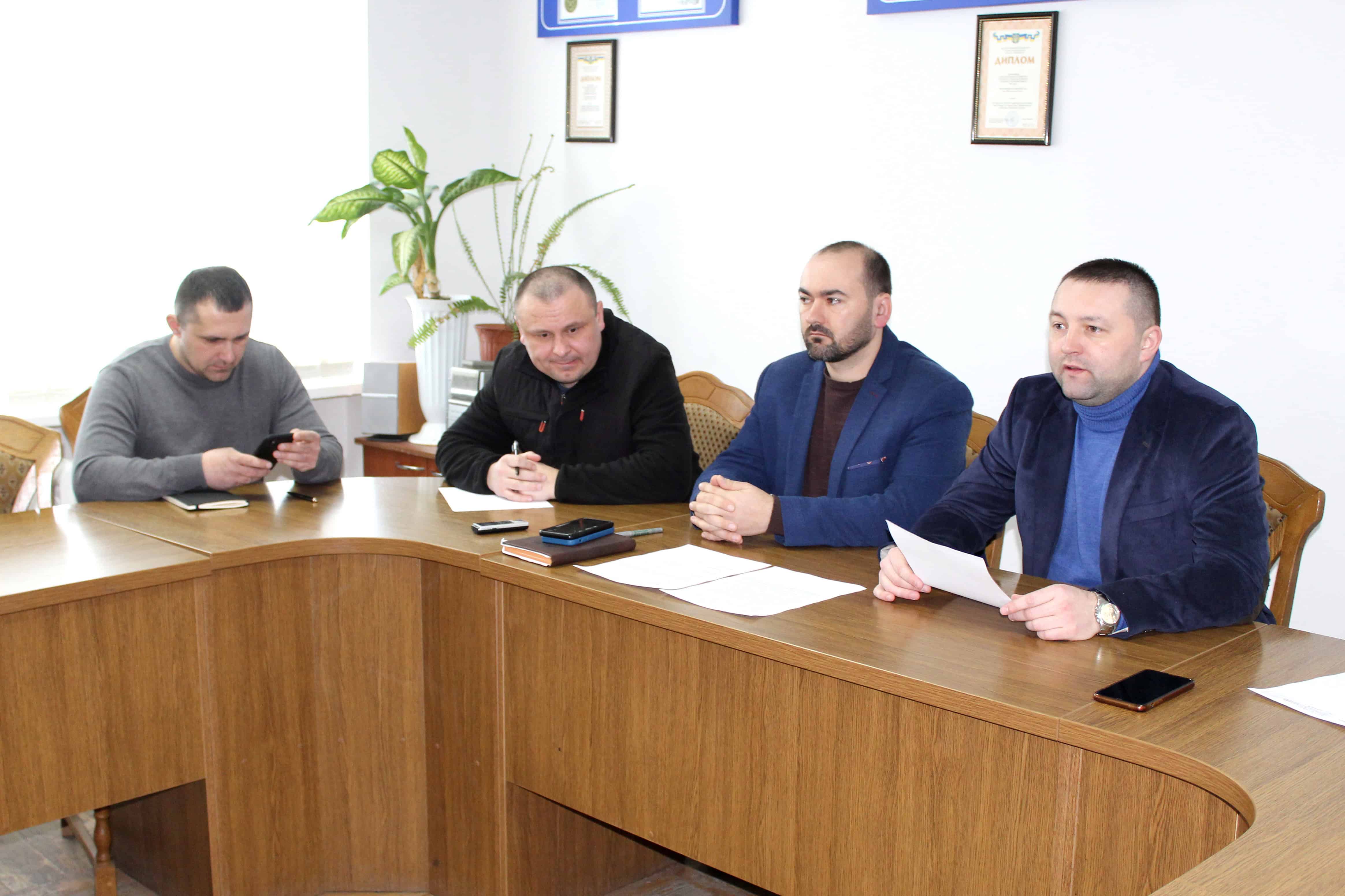 Роман Мохняк (другий зліва) на засіданні в Тисменицькій міській раді. Фото з архіву родини
