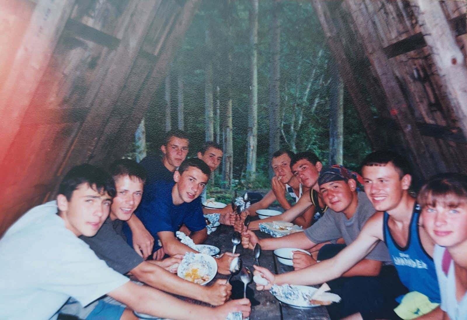 Роман Мохняк (найближчий серед хлопців праворуч) разом із друзями. Фото з архіву родини