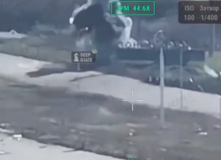 Бійці ЗСУ знищили російський триколор, який окупанти встановили на стелі у в’їзді до Покровська, — DeepState