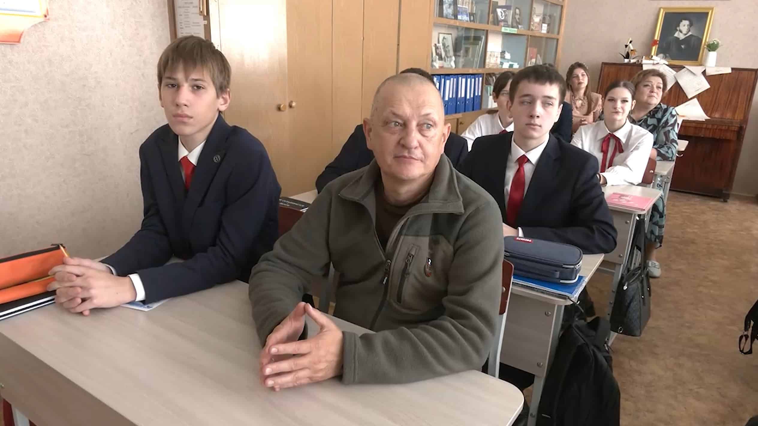 Т.з. “депутат Народної ради ДНР” та учасник війни проти України Дмитро Огилець на позаурочному занятті “Розмови про важливе” у макіївському ліцеї №1, вересень 2025 року