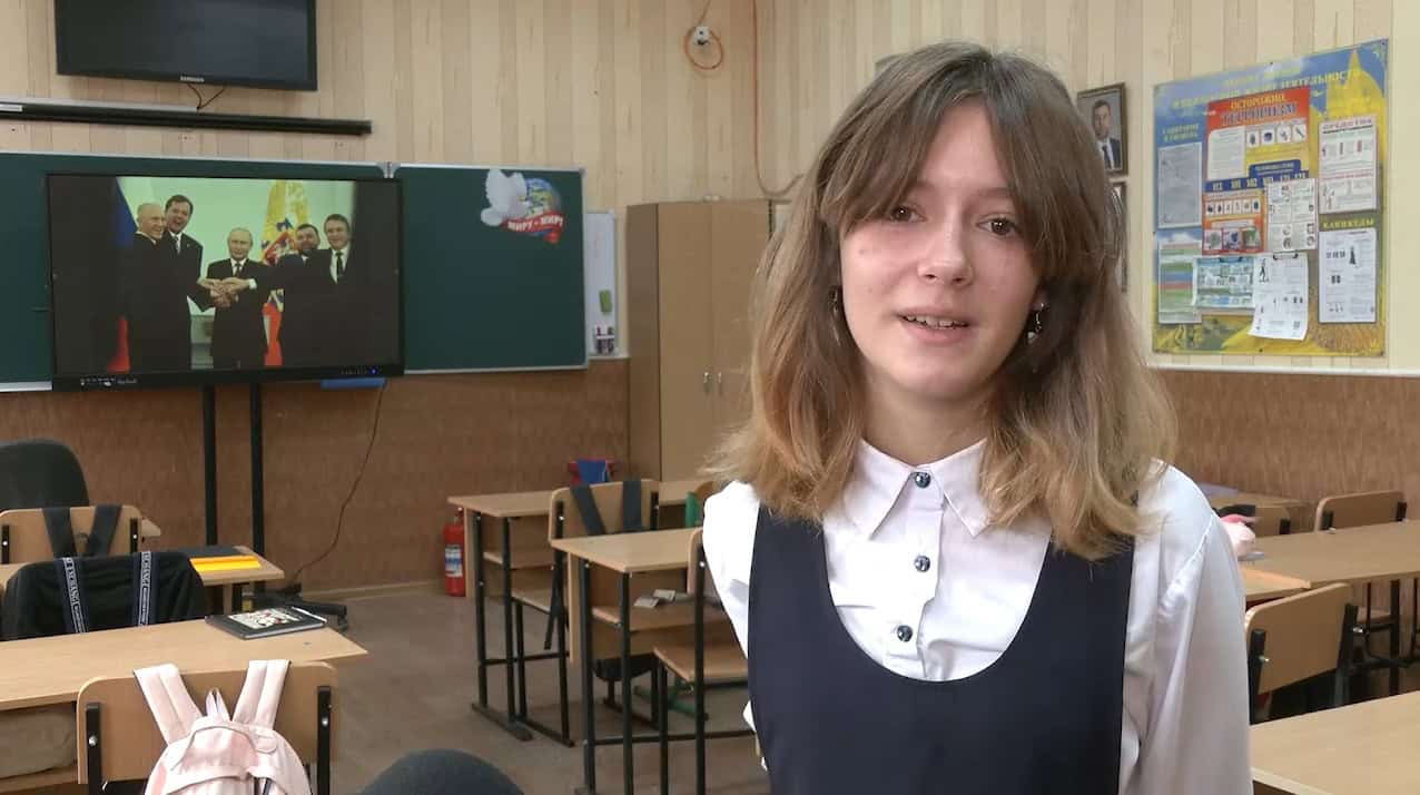 Школярка макіївського ліцею №1 на позаурочному занятті “Розмови про важливе”, вересень 2025 року