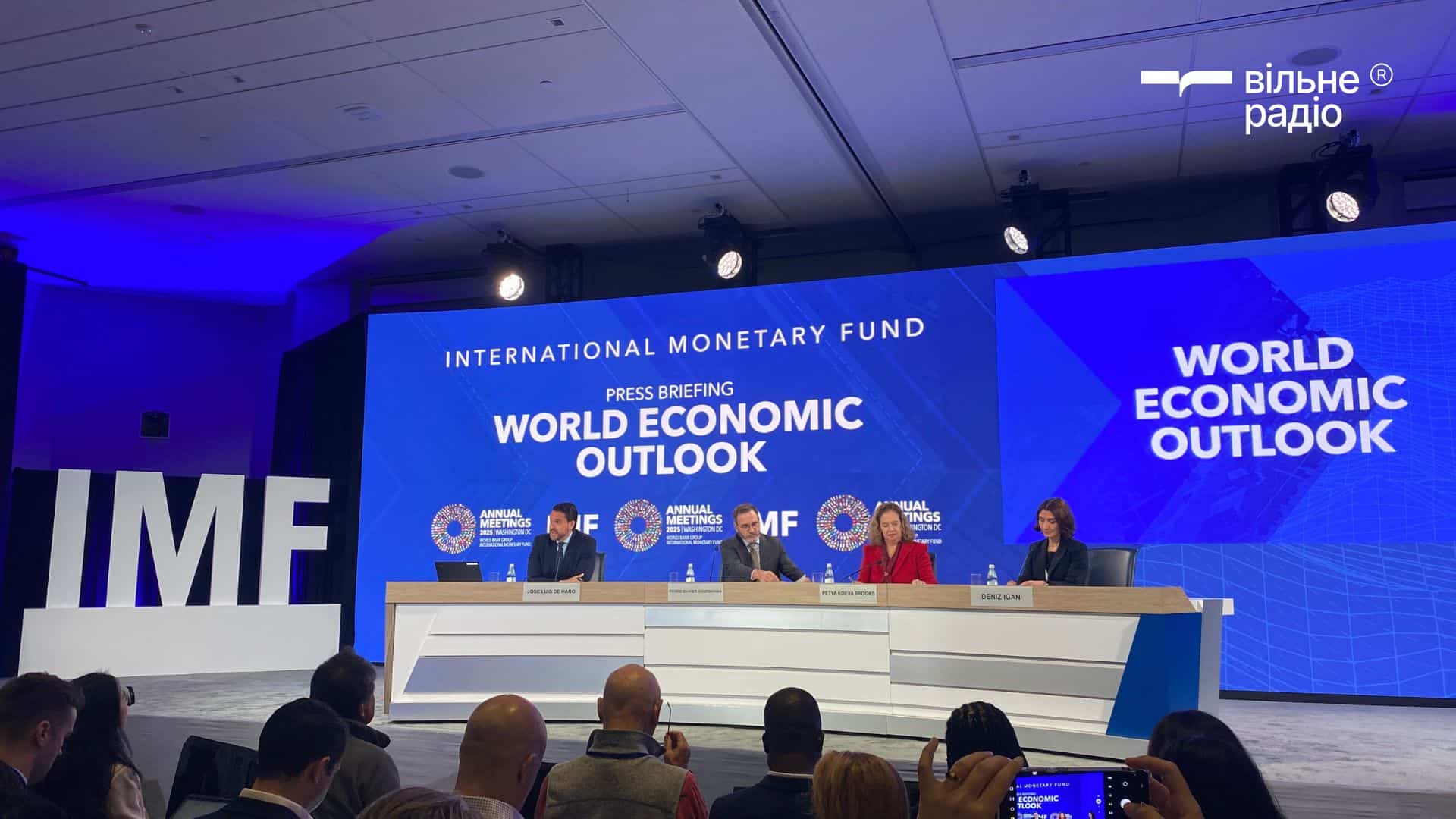 Зображення до посту: МВФ все же ожидает роста экономики Украины в 2025 году и падения доходов России, — отчет