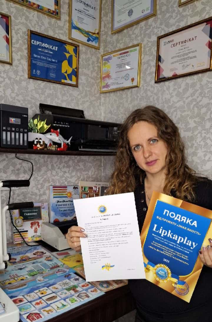 Юлия Билык вместе с полученной наградой от проекта «Знак Якості». Фото предоставлено собеседницей