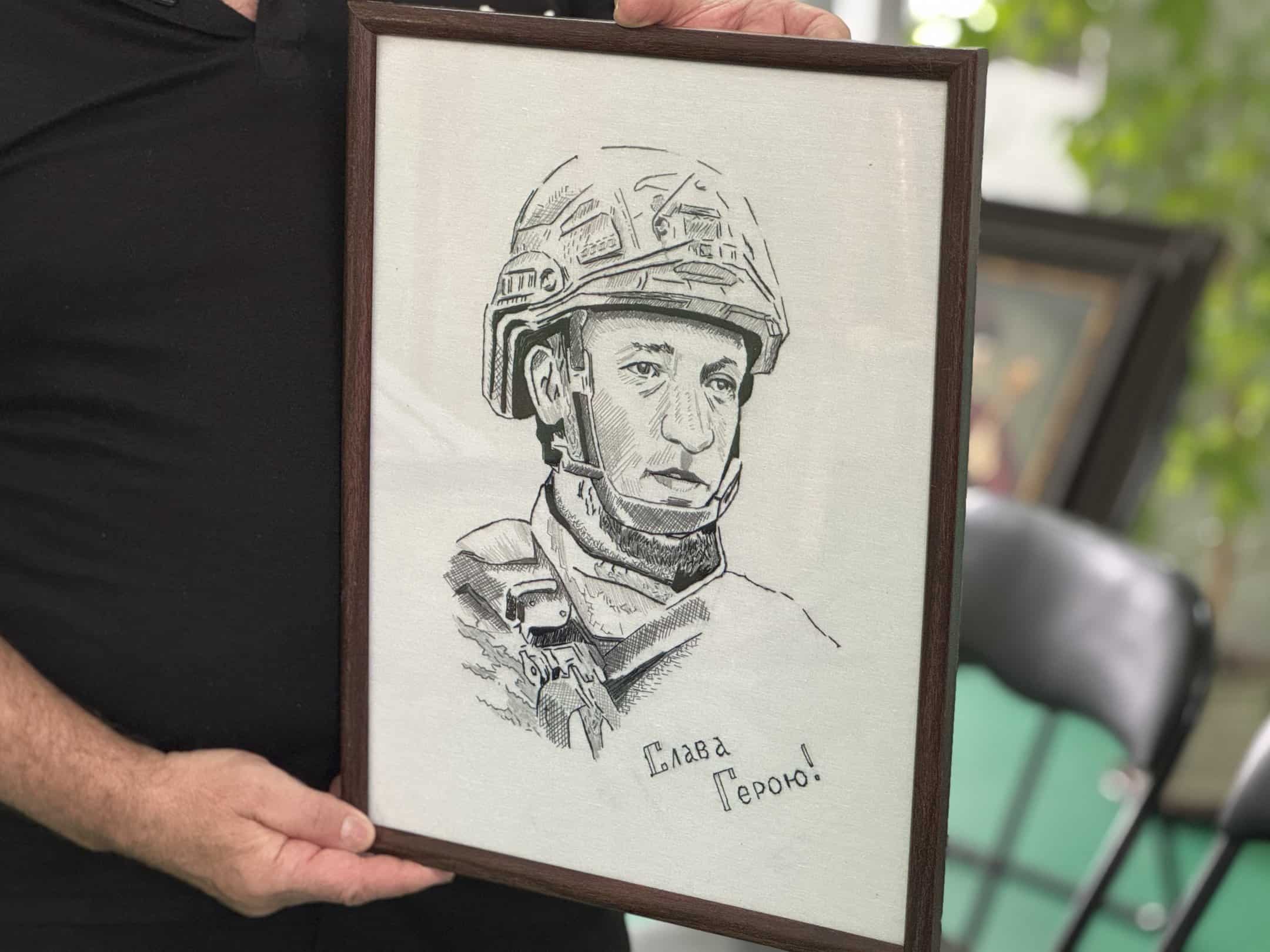 Зображення до посту: «Рисует» нитками и иглой: переселенец из Бахмута собирается вышить «Запорожцев» Репина площадью 9 м² и создает портреты защитников