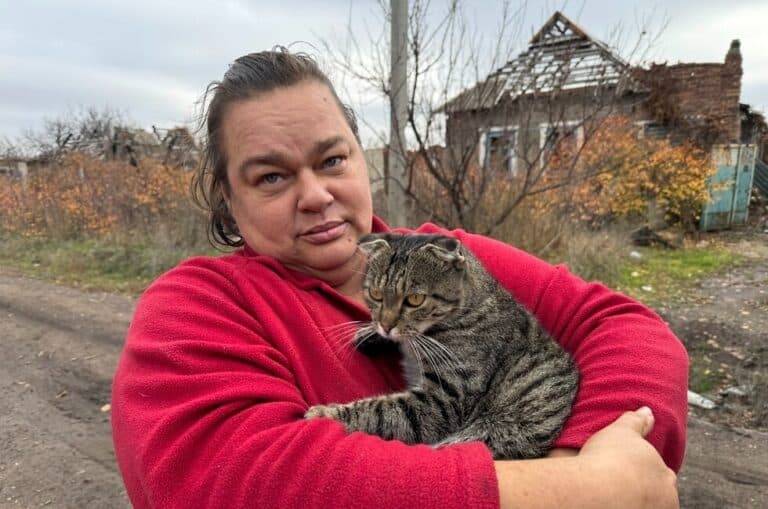 «Одна из десяти тысяч»: россияне показали женщину, которая якобы вернулась в разрушенную Марьинку и теперь живет там