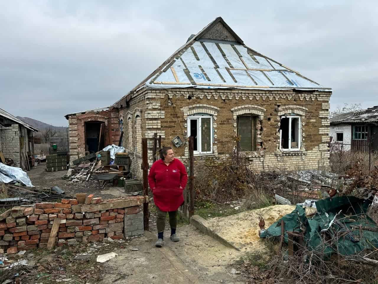 “Одна з десяти тисяч”: росіяни показали жінку, яка нібито повернулася до окупованої Мар’їнки й тепер живе там