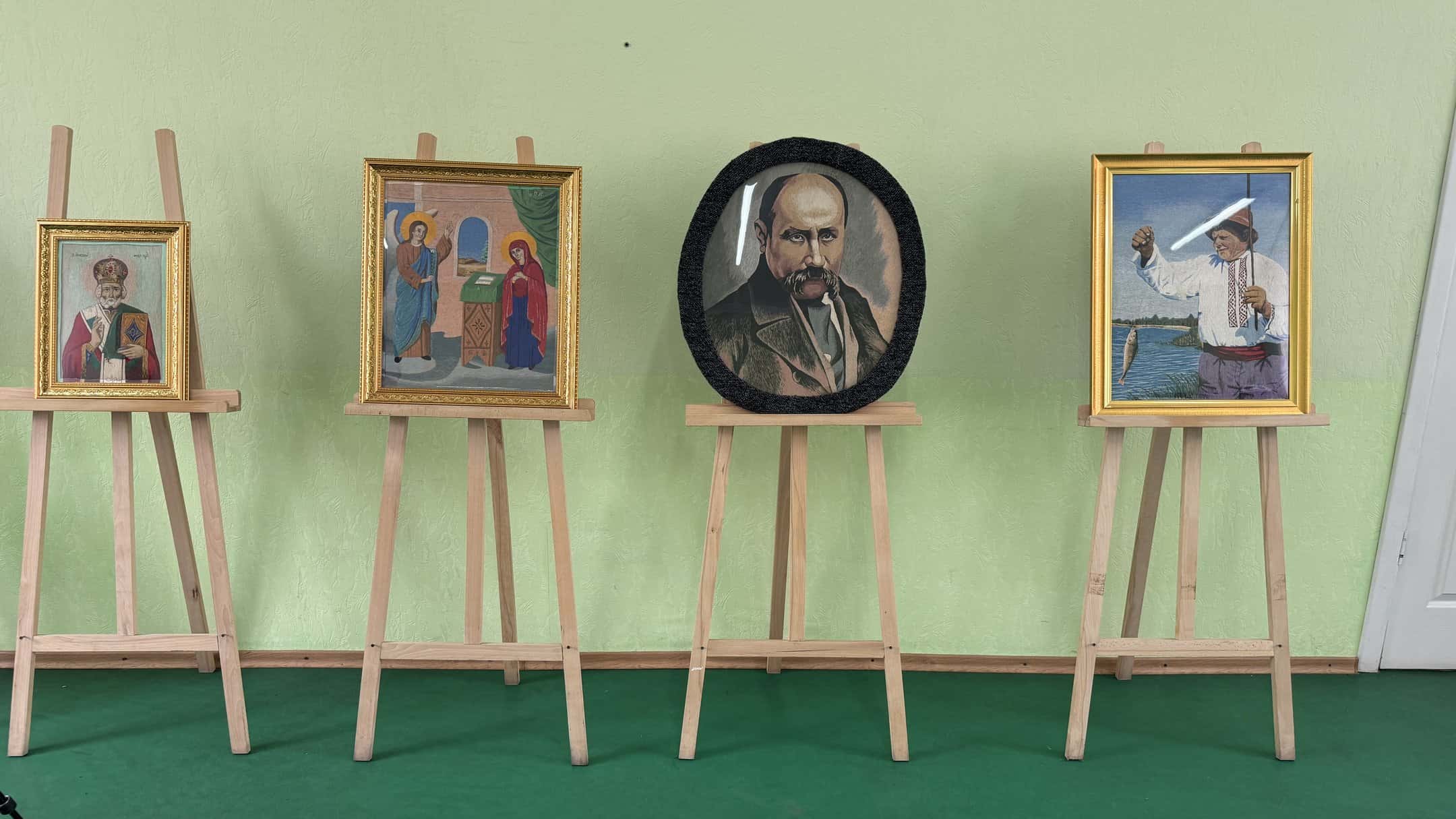 Зображення до посту: «Рисует» нитками и иглой: переселенец из Бахмута собирается вышить «Запорожцев» Репина площадью 9 м² и создает портреты защитников