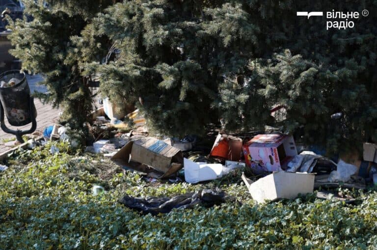 Від 300 тисяч до 9 мільйонів: скільки громади Донеччини витрачають на боротьбу зі сміттям та як працюють місцеві КП