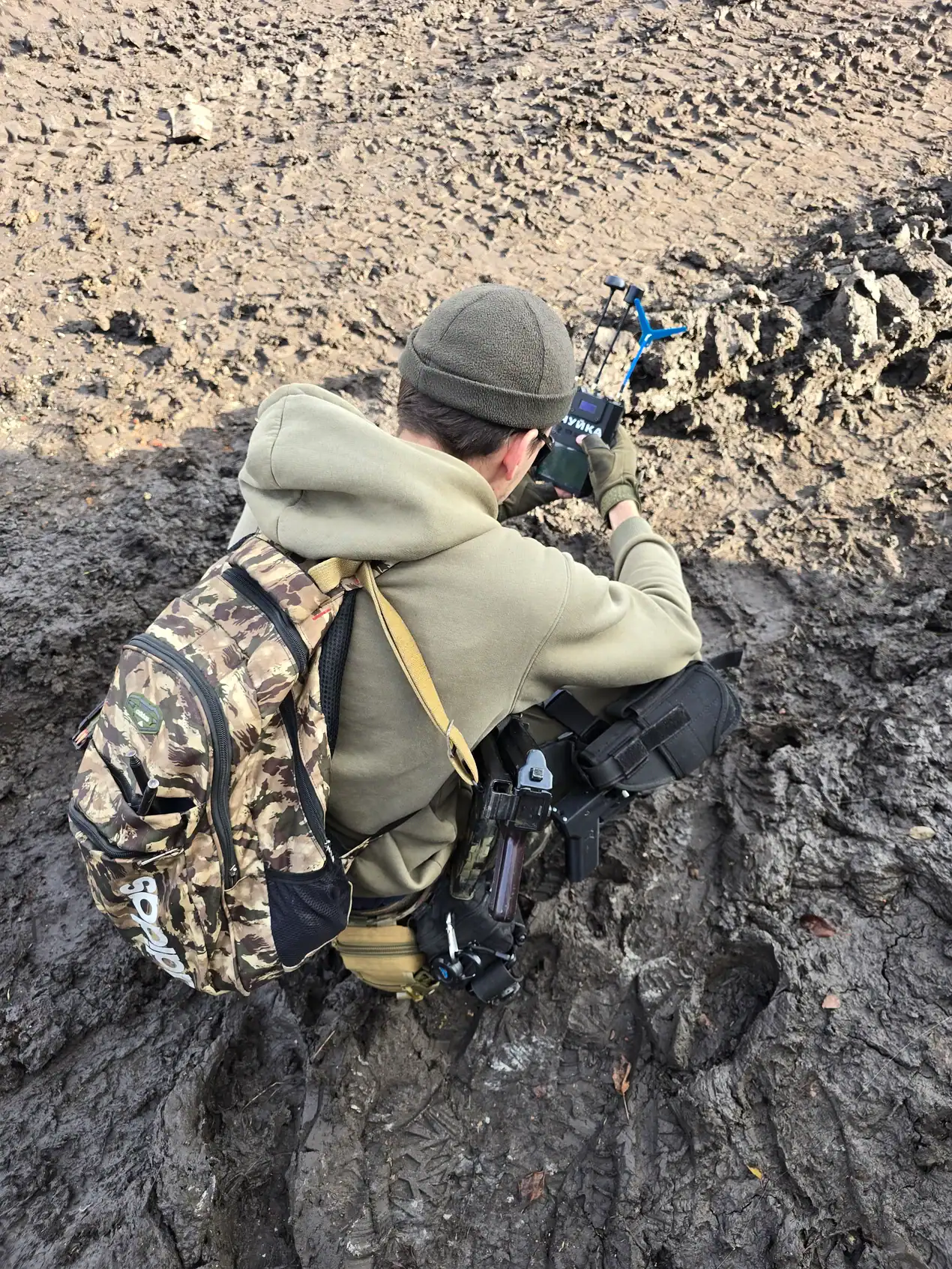 Волонтери пішки пройшли 12 кілометрів, аби врятувати дитину з оточеного боями Родинського