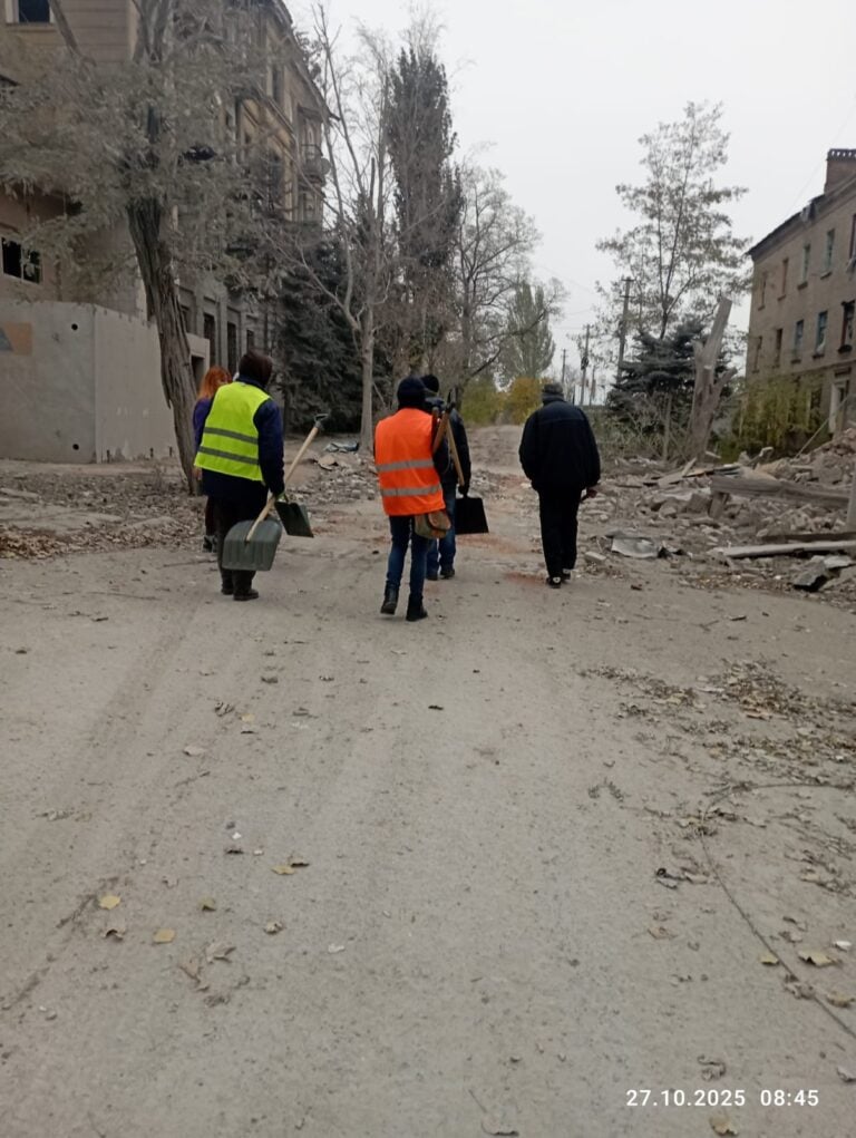 У прифронтовій Костянтинівці залишаються працювати комунальники: вони деблокують шляхи евакуації (деталі)