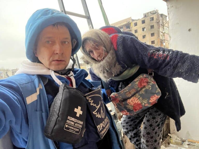 Волонтеры спасли в Константиновке двух пожилых людей и кота из заблокированной квартиры на седьмом этаже