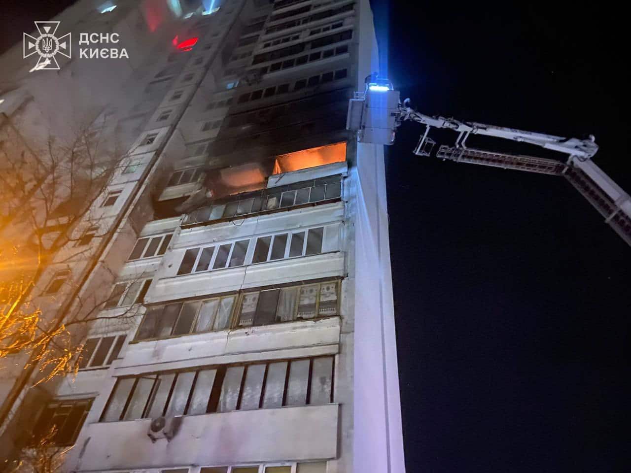 14 листопада 2025 року: рятувальники гасять пожежу у багатоповерхівці Києва після нічної атаки, видно задимлені верхні поверхи.