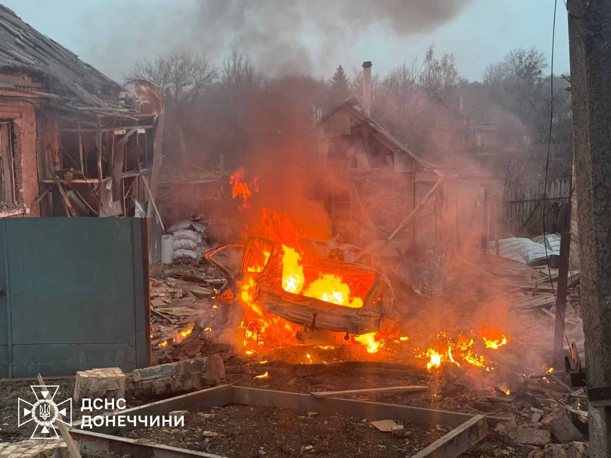 Пожар в Славянске после обстрела 27 ноября после обстрела