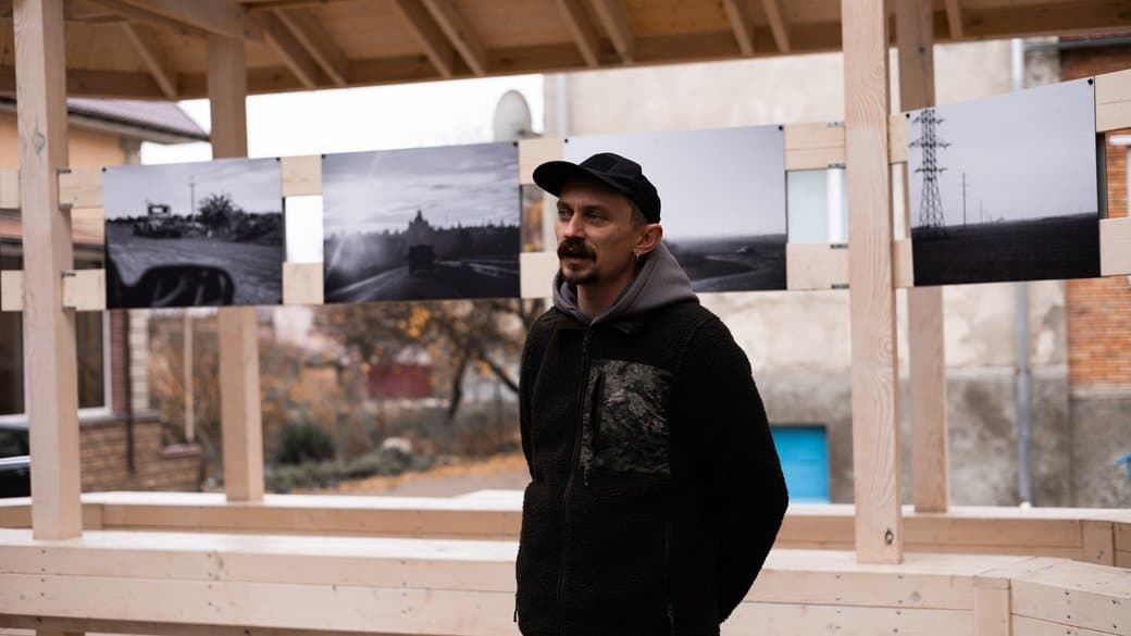 Зображення до посту: У Луцьку відкрили благодійну фотовиставку “Місце пасажира” про Донеччину — де її побачити та на що збирають гроші