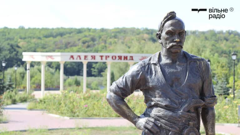 В оккупированном Бахмуте пропал памятник казаку-солевару на «Аллее роз» (детали и история скульптуры)
