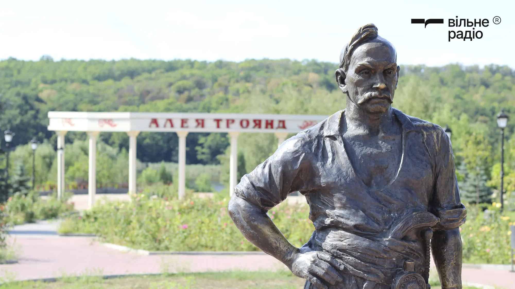 Пам’ятник козаку-солевару в Бахмуті до повномасштабного російського вторгнення