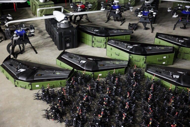 Предприятия ОПК смогут бронировать от мобилизации мужчин в розыске и тех, кто не состоит на учете: что известно