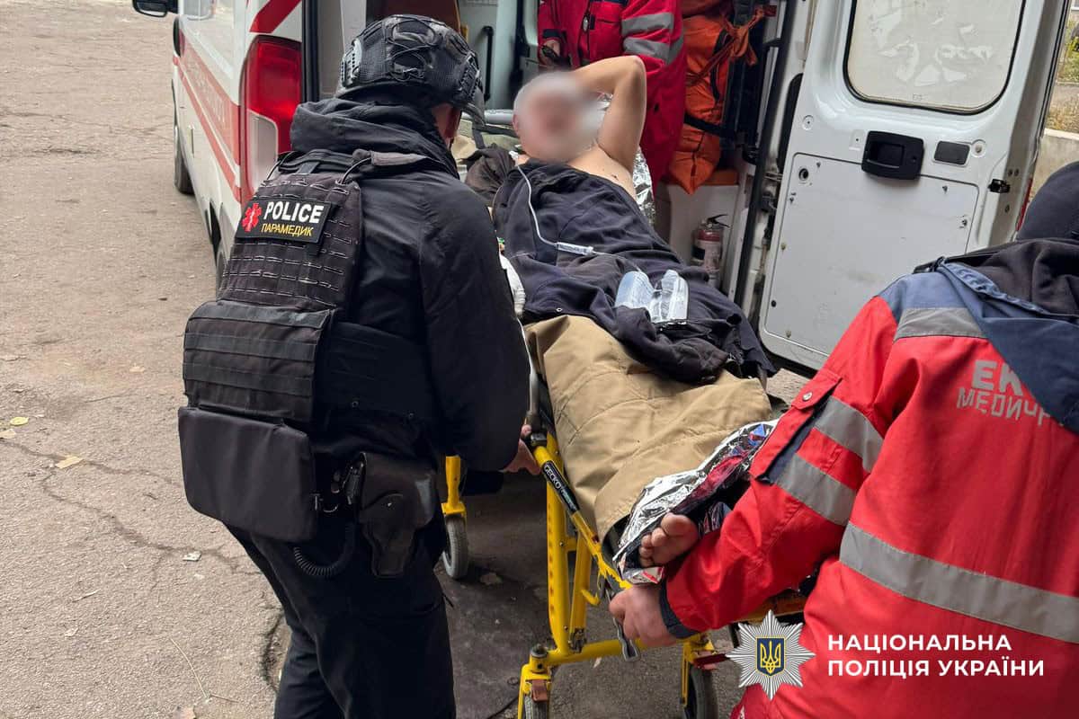 Чоловік, поранений унаслідок російського удару по Костянтинівці 6 листопада 2025 року. Фото: поліція Донеччини