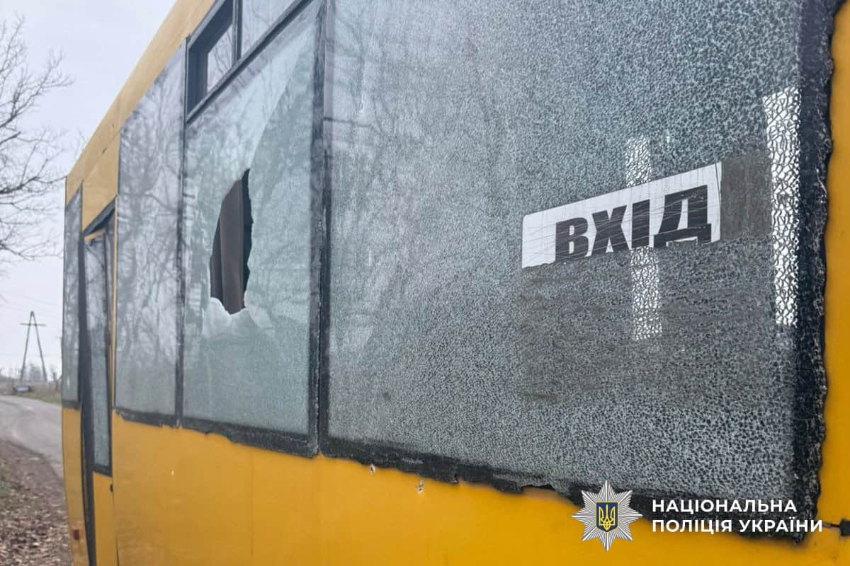 Автобус, який постраждав унаслідок російської атаки на Малотаранівку 6 листопада 2025 року. Фото: поліція Донеччини