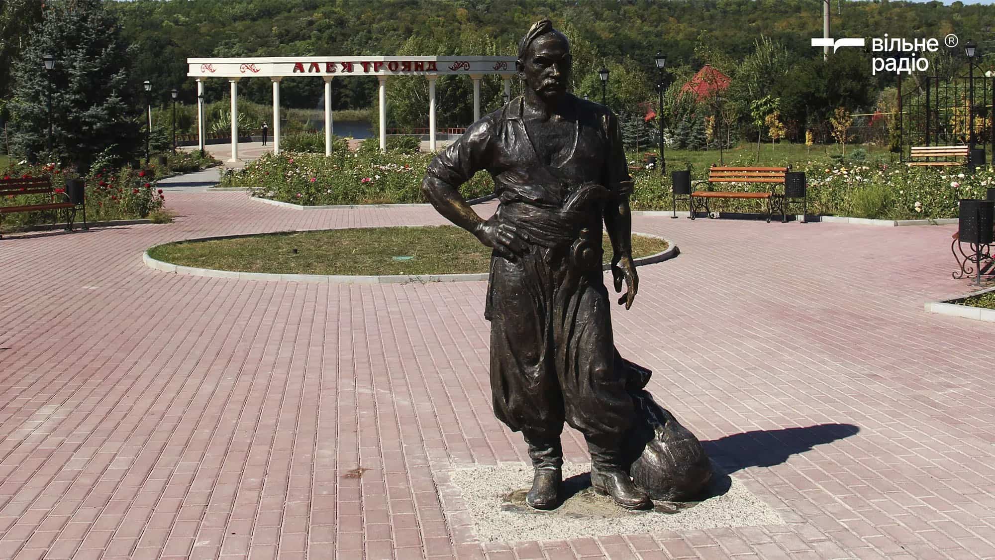 Пам’ятник козаку-солевару у Бахмуті до повномасштабного вторгнення