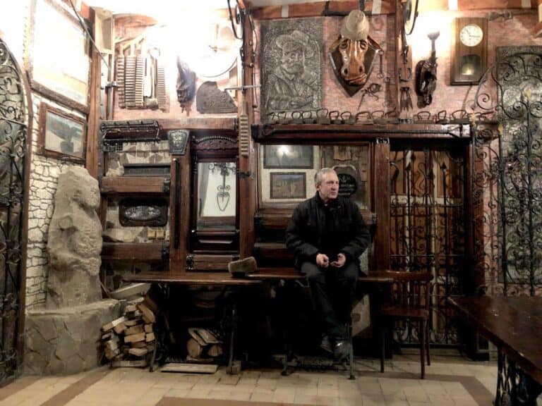 С любовью к прошлому родного города: как мариуполец создал музей в подвале собственного дома