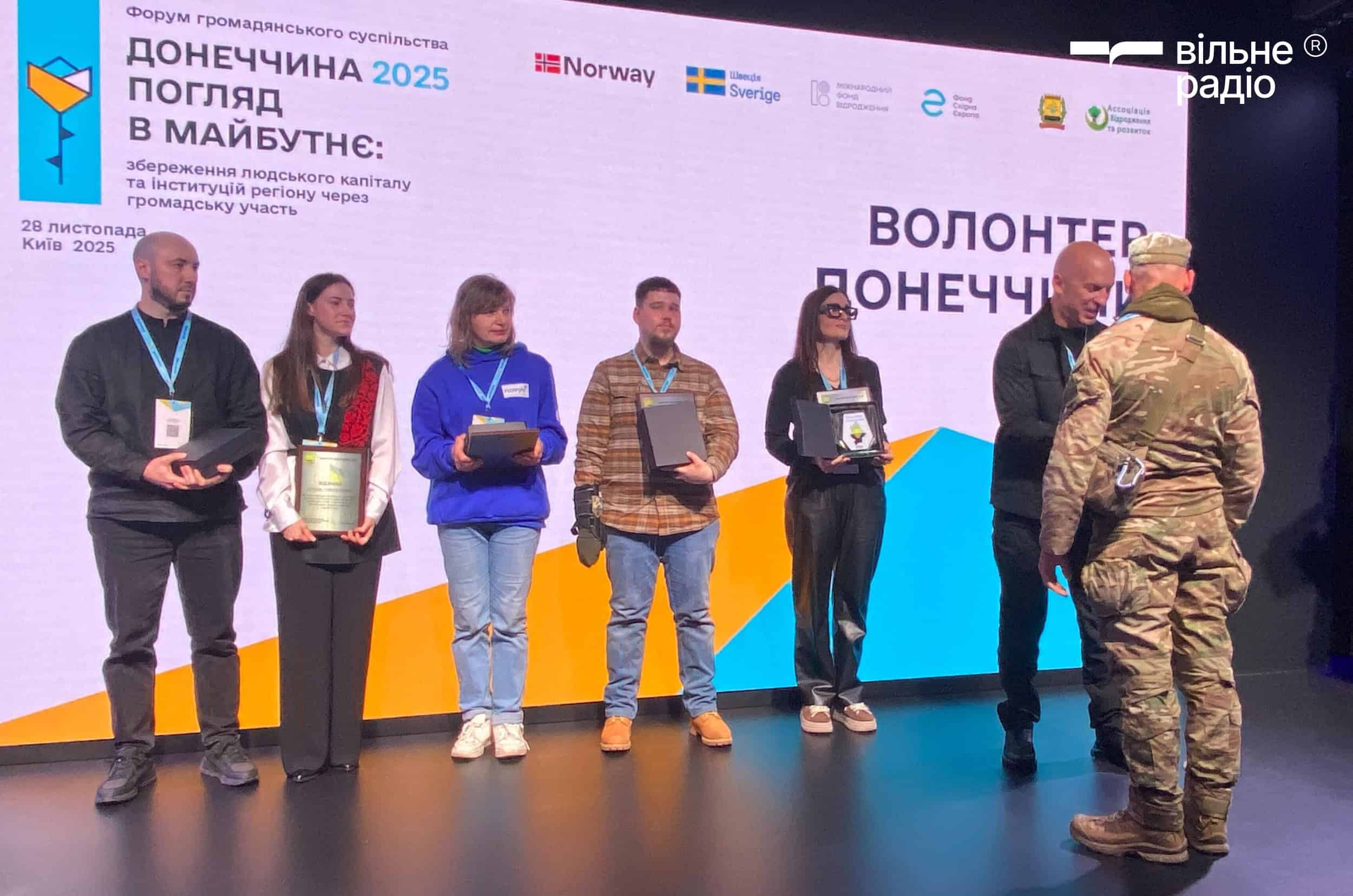 Донецька ОВА нагородила подякою волонтерів Донеччини