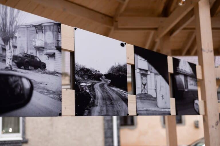 У Луцьку відкрили благодійну фотовиставку “Місце пасажира” про Донеччину — де її побачити та на що збирають гроші