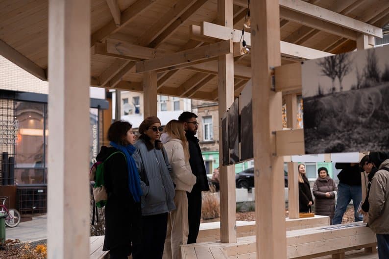 Зображення до посту: У Луцьку відкрили благодійну фотовиставку “Місце пасажира” про Донеччину — де її побачити та на що збирають гроші
