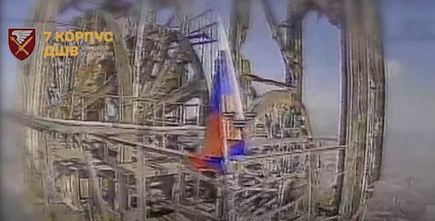 Над Мирноградом росіяни встановили російський прапор, але його збили