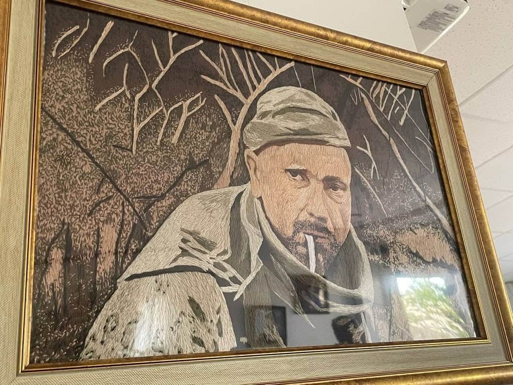 Зображення до посту: «Рисует» нитками и иглой: переселенец из Бахмута собирается вышить «Запорожцев» Репина площадью 9 м² и создает портреты защитников