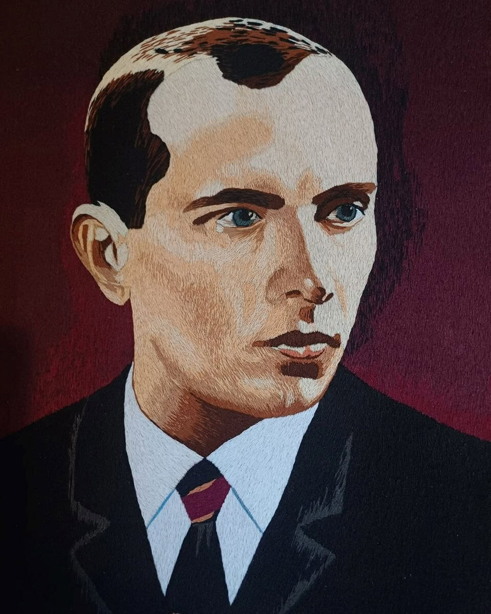 Зображення до посту: «Рисует» нитками и иглой: переселенец из Бахмута собирается вышить «Запорожцев» Репина площадью 9 м² и создает портреты защитников