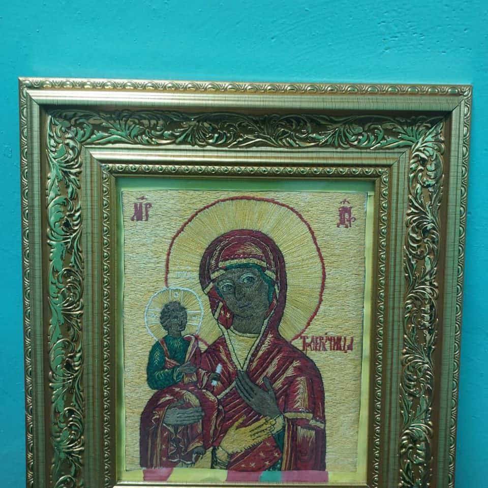 Зображення до посту: «Рисует» нитками и иглой: переселенец из Бахмута собирается вышить «Запорожцев» Репина площадью 9 м² и создает портреты защитников