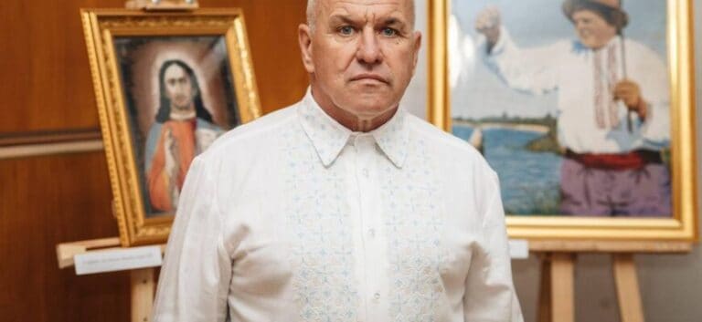 «Рисует» нитками и иглой: переселенец из Бахмута собирается вышить «Запорожцев» Репина площадью 9 м² и создает портреты защитников