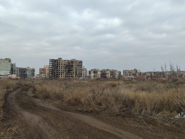 Железнодорожный мост, памятник «афганцам» и стадион «Авангард»: как выглядит западный район Бахмута в ноябре 2025 года