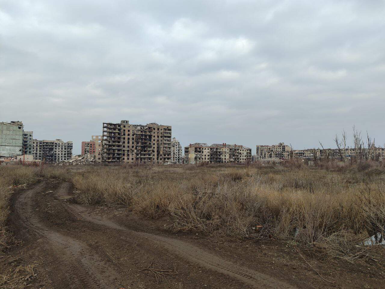 Багатоповерхівки на вулиці Ювілейній, №53, №55 та №57 у Бахмуті, листопад 2025 року