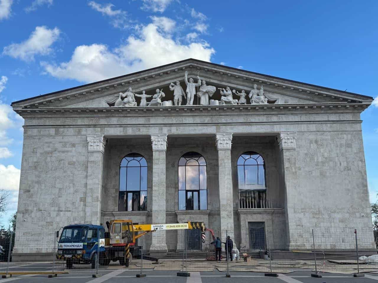 Стан Драмтеатру у Маріуполі на початку листопада 2025 року