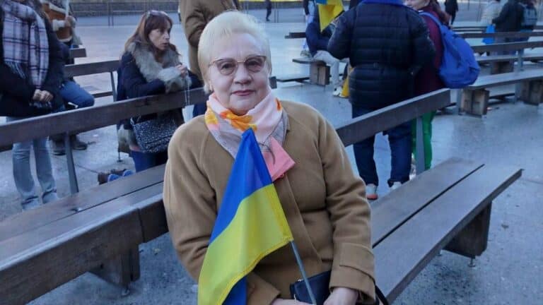 “Мы показываем, что мы здесь есть”: как 75-летняя переселенка из Донетчины помогает украинцам и военным, живя во Франции