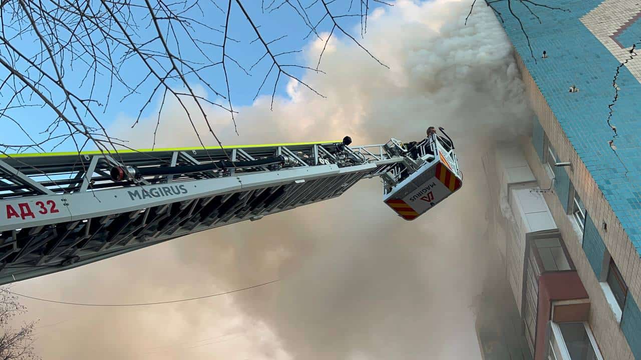 Пожежа в житловому будинку Тернополя після нічного обстрілу Росії