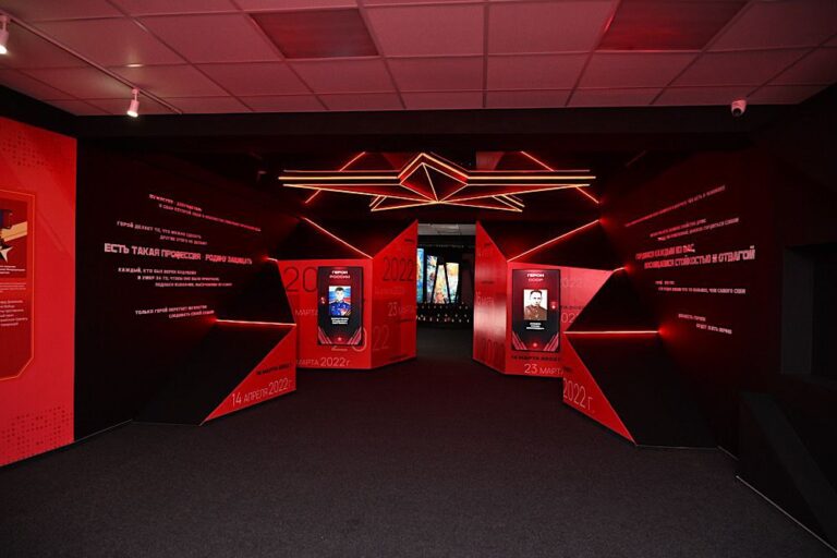 “Звели на місці руїн”: окупанти відкрили у Маріуполі музей, присвячений Другій світовій війні та вторгненню в Україну