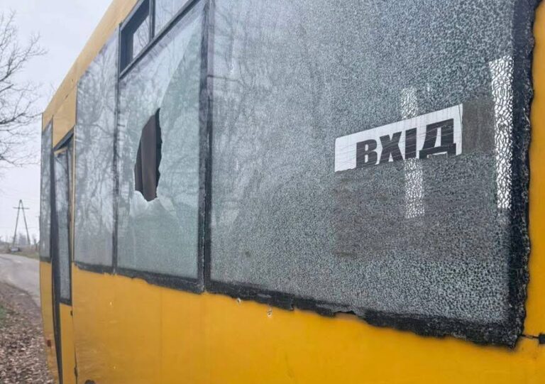 У Краматорську російський дрон влучив у пасажирський автобус: є поранені